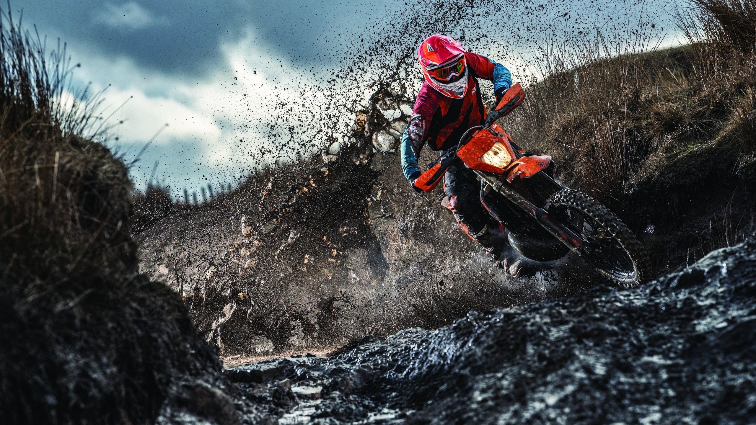 国际冲浪比赛，海浪争锋展现极限风采，国际冲浪协会